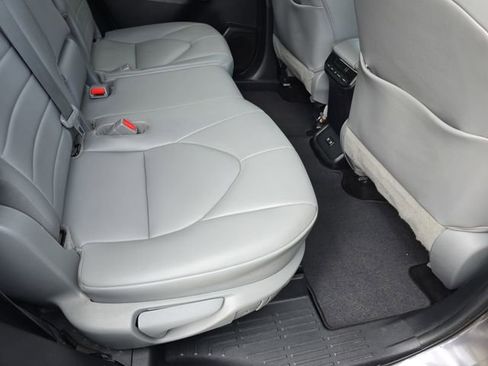 Used 2021 Toyota Highlander XLE FWD image 12