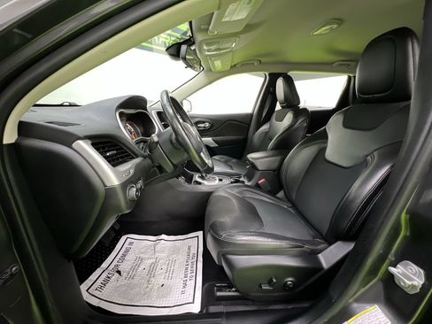 Used 2018 Jeep Cherokee Latitude Plus w/ Cold Weather Group FWD image 18
