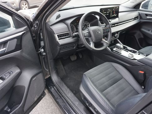 Used 2025 Mitsubishi Outlander SE image 7