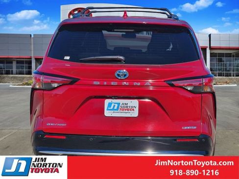 Used 2025 Toyota Sienna Limited image 6