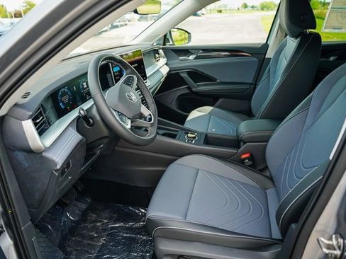 New 2025 Volkswagen Tiguan SE image 7