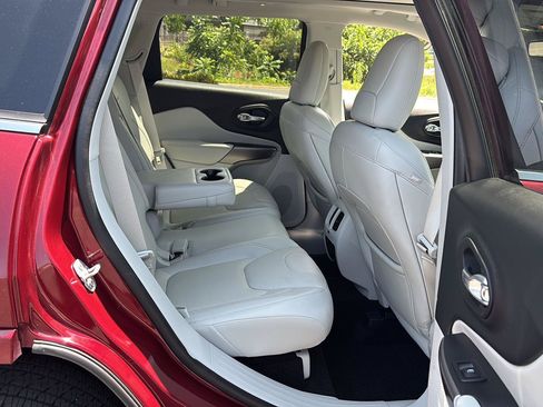 Used 2019 Jeep Cherokee Overland w/ Technology Group AWD/4WD image 15
