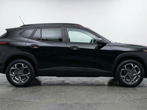 Used 2025 Chevrolet Trax LT FWD image 11