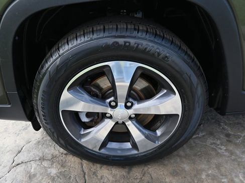 Used 2019 Jeep Cherokee Limited AWD/4WD image 10