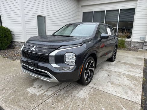 Used 2024 Mitsubishi Outlander SE FWD image 2