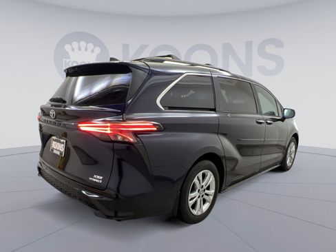 Used 2023 Toyota Sienna XSE w/ XSE Plus Package AWD/4WD image 8