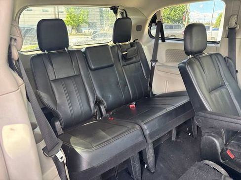 Used 2014 Chrysler Town & Country Touring FWD image 7
