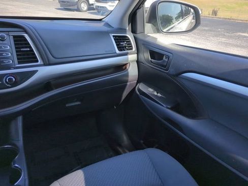 Used 2016 Toyota Highlander LE FWD image 19