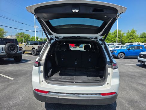 Used 2025 Jeep Grand Cherokee Limited AWD/4WD image 9