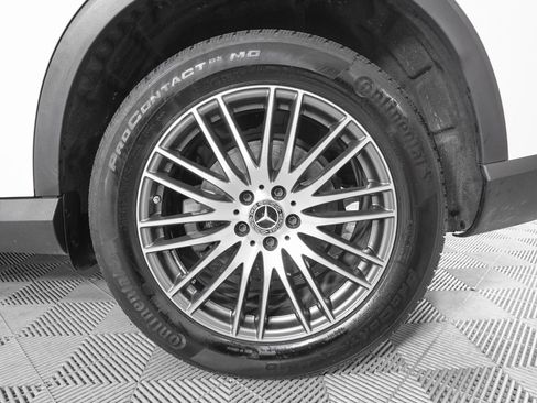 Used 2025 Mercedes-Benz GLC 300 4MATIC image 30