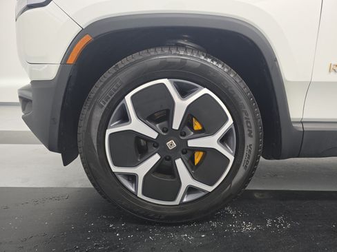 Used 2024 Rivian R1S Adventure AWD/4WD image 9
