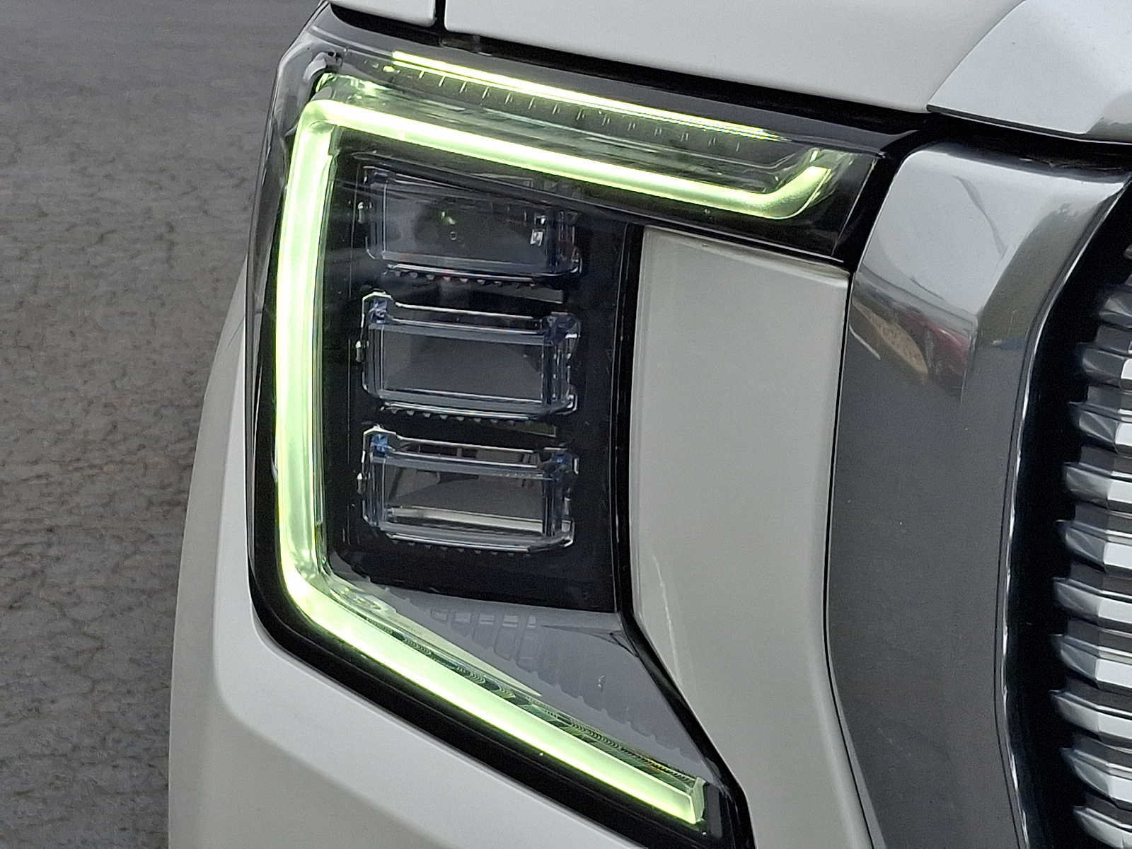 Used 2024 GMC Yukon XL Denali w/ Denali Reserve Package AWD/4WD image 9