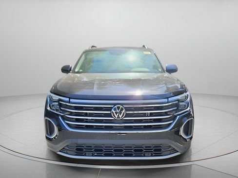 Used 2024 Volkswagen Atlas SE w/ Panoramic Sunroof Package FWD image 4