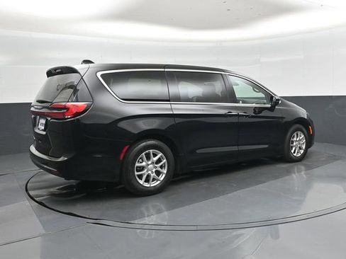Used 2025 Chrysler Pacifica Select FWD image 3
