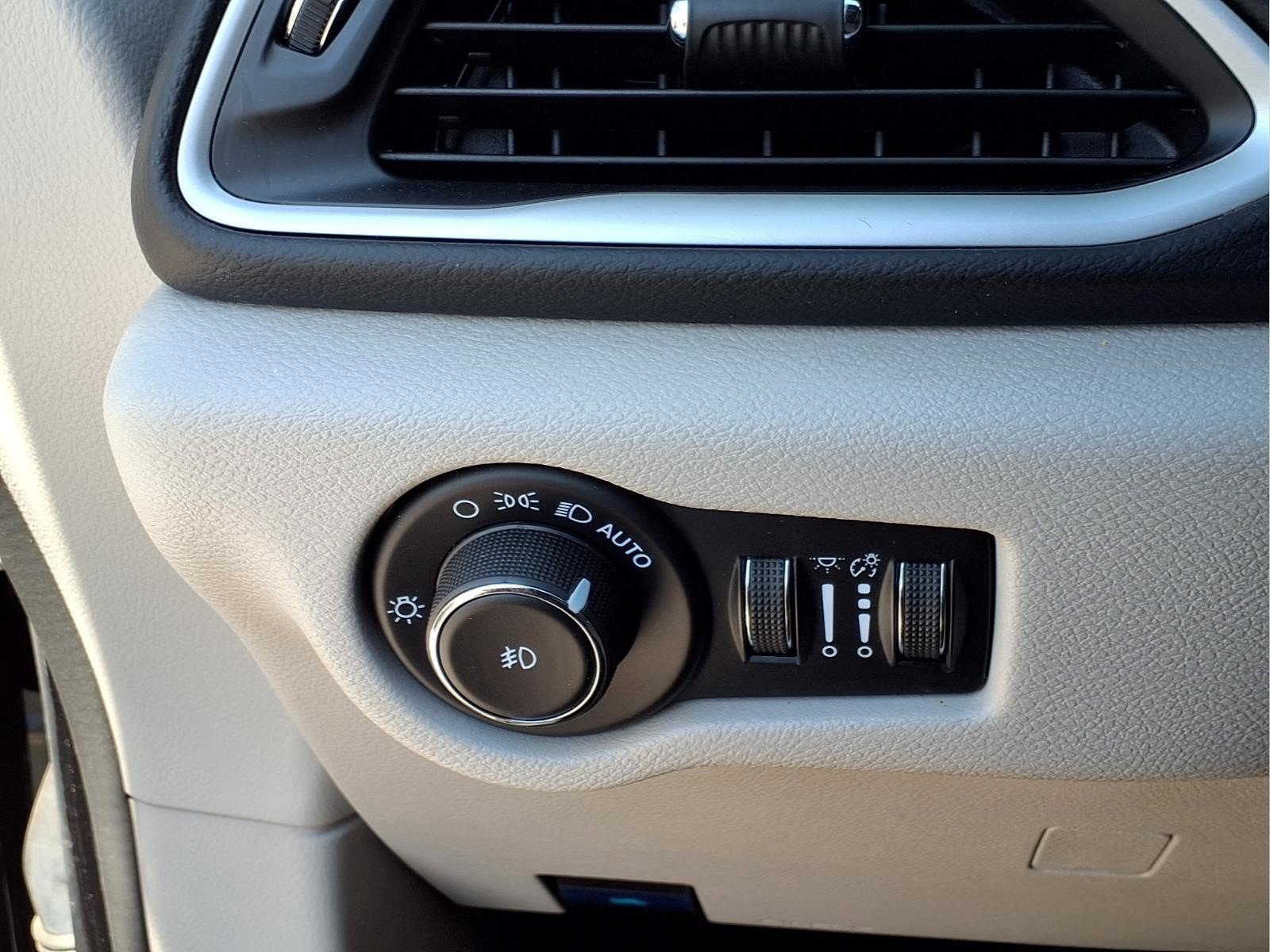 Used 2023 Chrysler Pacifica Touring-L FWD image 21