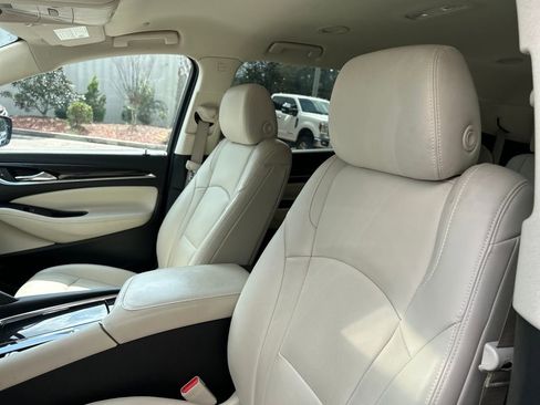 Used 2023 Buick Enclave Essence image 10