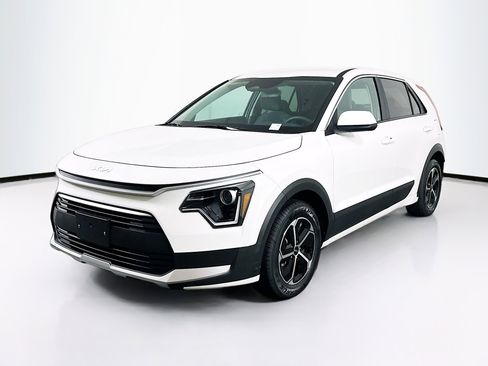 Used 2025 Kia Niro LX image 3