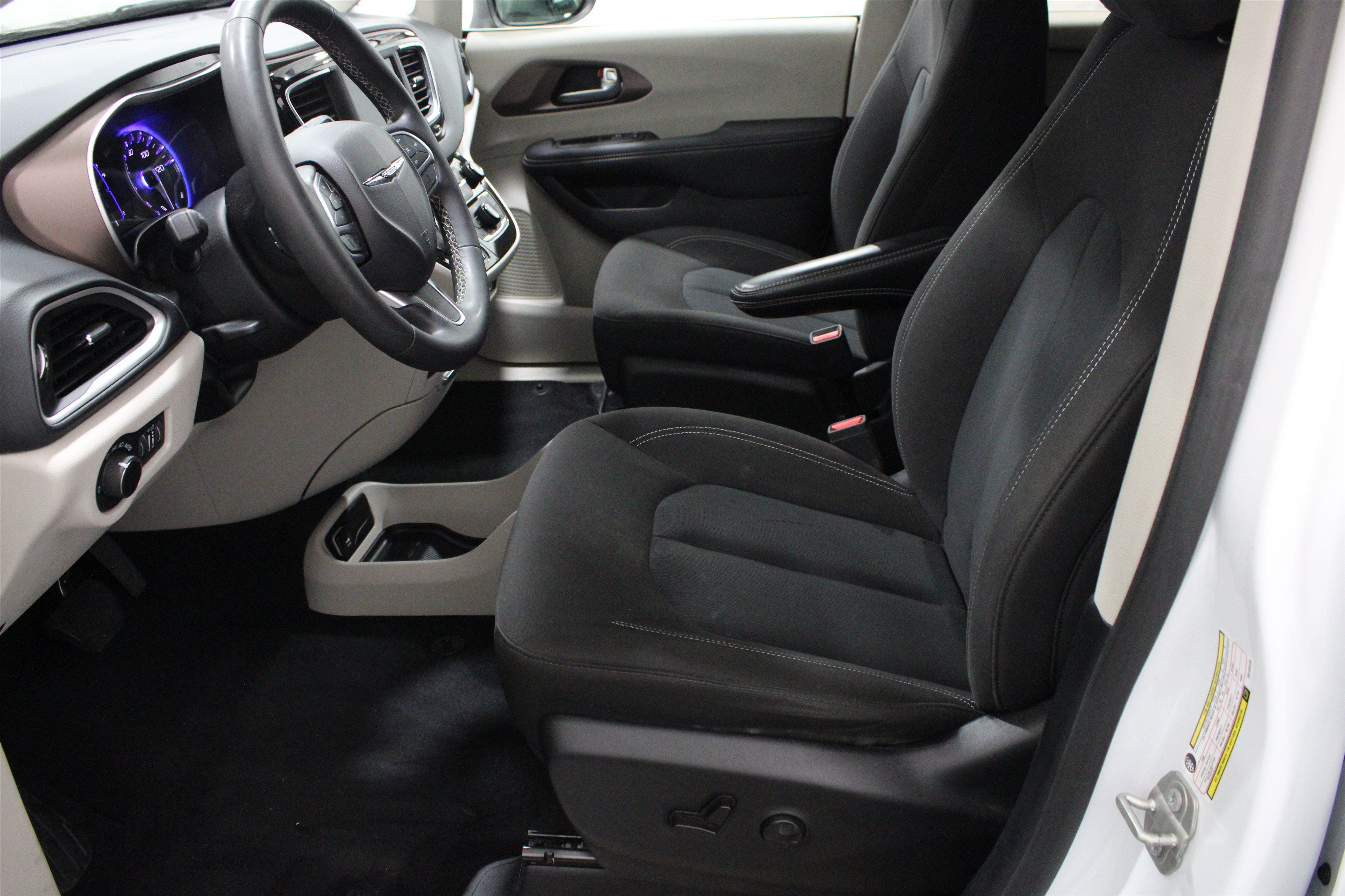 Used 2024 Chrysler Voyager LX FWD image 5