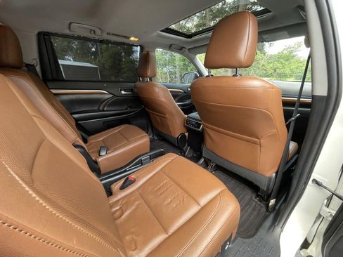 Used 2019 Toyota Highlander Limited FWD image 49