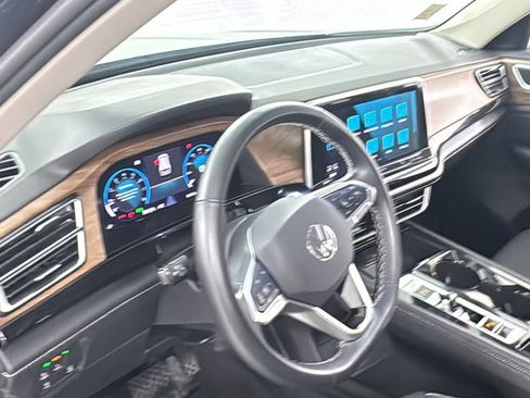 Used 2025 Volkswagen Atlas SE AWD/4WD image 35