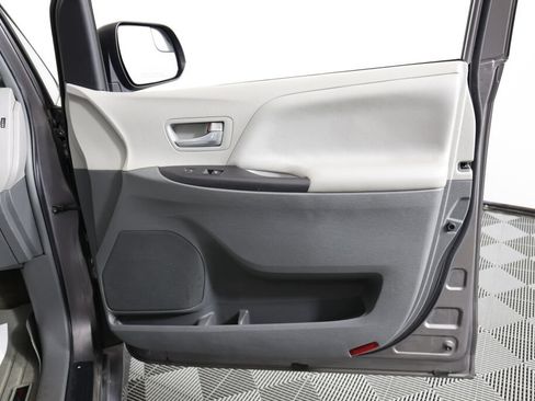 Used 2018 Toyota Sienna LE FWD image 23
