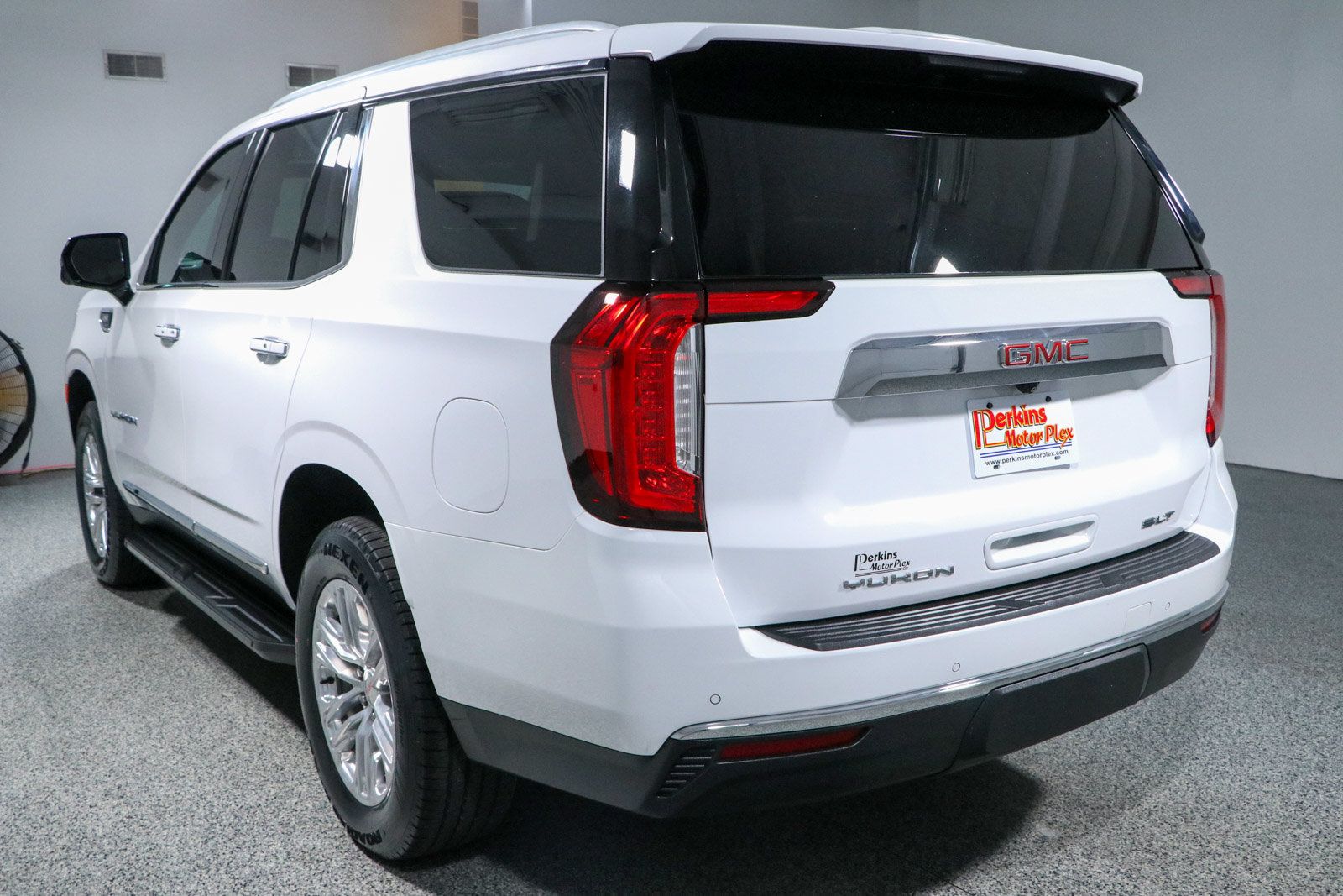 Used 2023 GMC Yukon SLT w/ SLT Premium Package AWD/4WD image 9