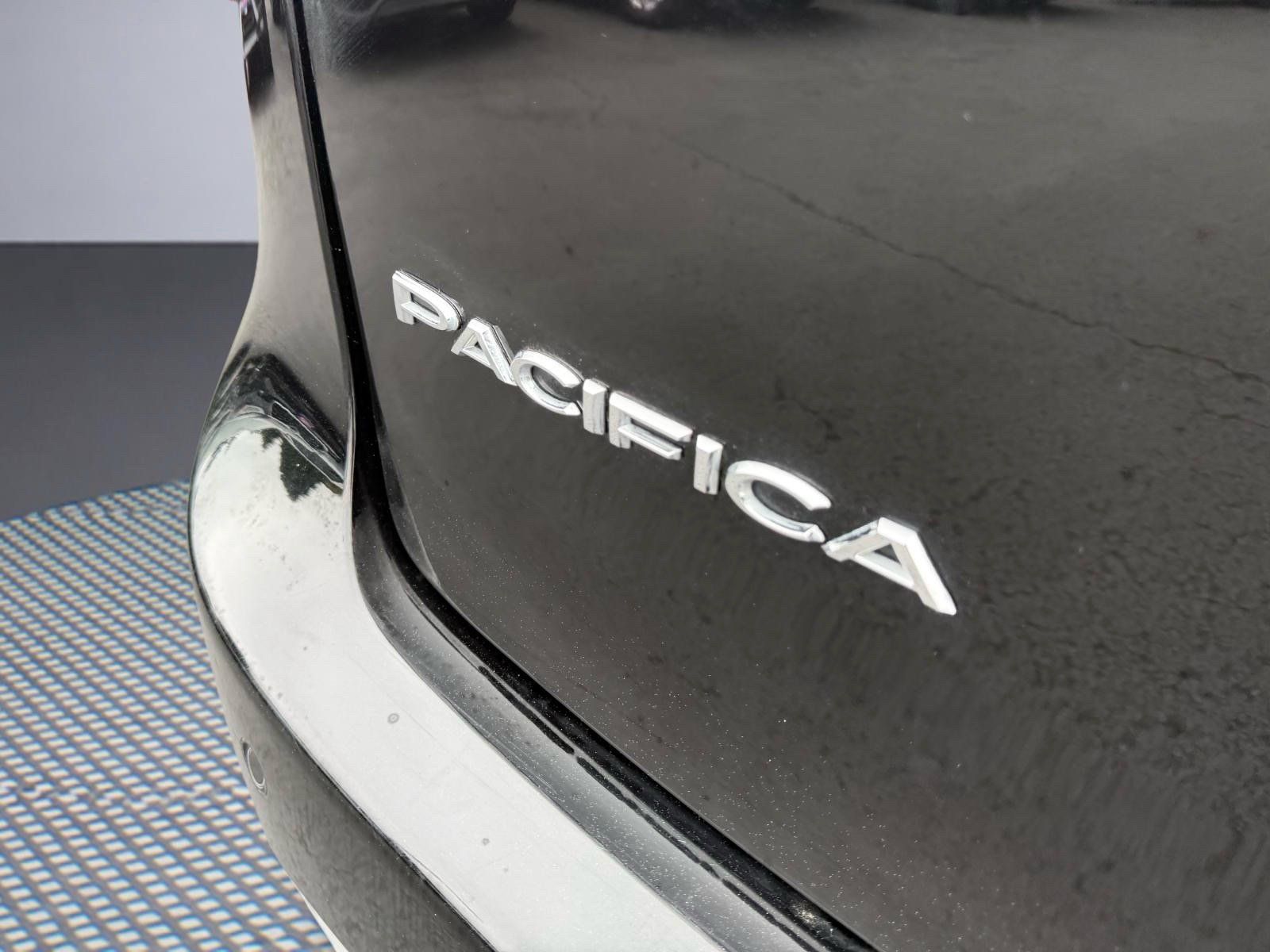 Used 2024 Chrysler Pacifica Limited FWD image 6
