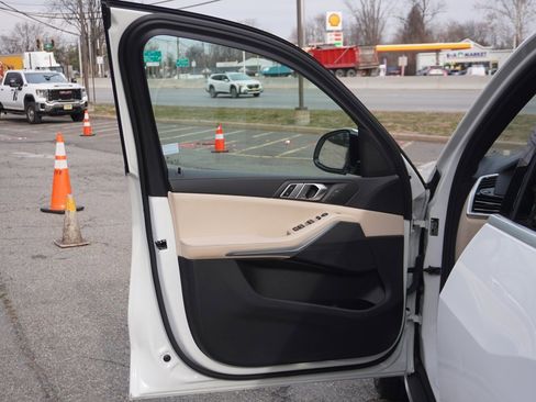 Used 2022 BMW X5 xDrive40i w/ Parking Assistance Package image 25