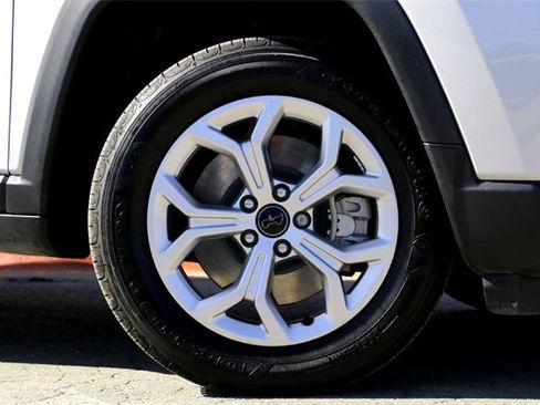 Used 2025 Jeep Compass Latitude image 2