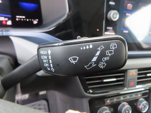 Used 2023 Volkswagen Taos SE w/ Panoramic Sunroof Package image 25