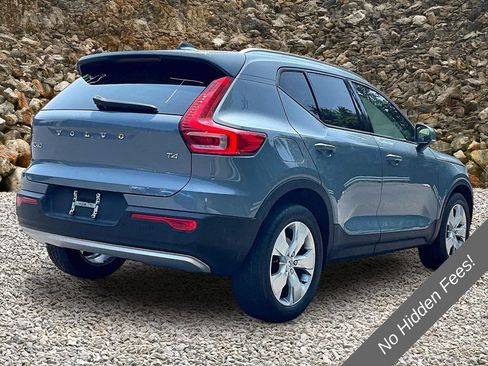 Used 2021 Volvo XC40 T4 Momentum FWD image 2