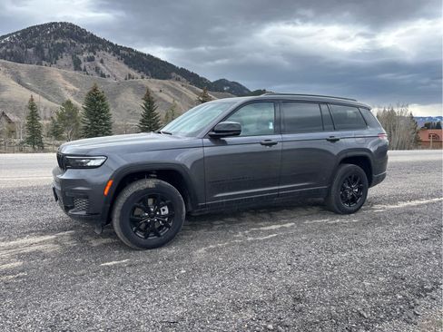 New 2025 Jeep Grand Cherokee L Altitude image 12