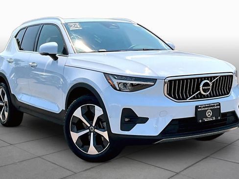 Used 2024 Volvo XC40 B5 Plus AWD/4WD image 3