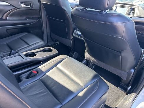 Used 2019 Toyota Highlander XLE image 12