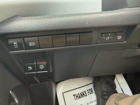 Used 2025 Toyota Sienna XLE AWD/4WD image 14