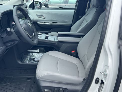 Used 2026 Toyota Sienna XLE AWD/4WD image 7