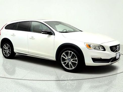 Used 2015 Volvo V60 T5 Cross Country w/ Convenience Package AWD/4WD image 3