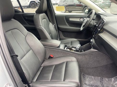 Used 2025 Volvo XC40 B5 Plus AWD/4WD image 17