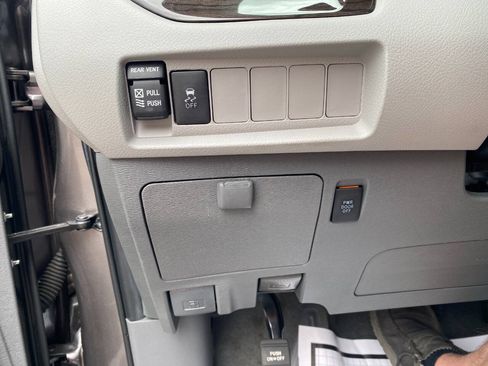 Used 2020 Toyota Sienna XLE FWD image 19