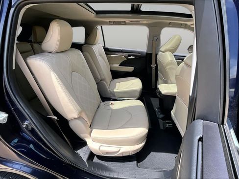 Used 2023 Toyota Highlander Platinum FWD image 19