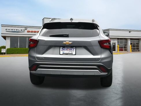 Used 2025 Chevrolet Trax LT w/ LT Convenience Package FWD image 4
