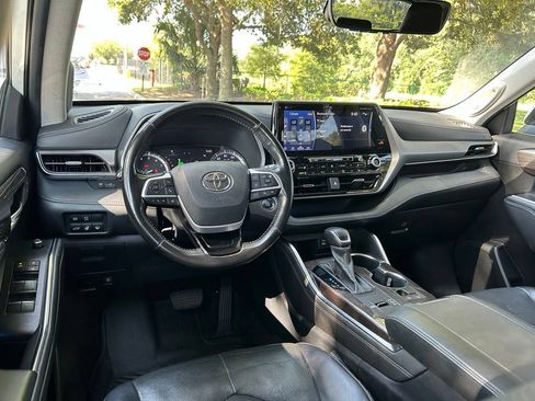 Used 2022 Toyota Highlander Limited FWD image 13
