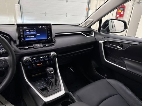 Used 2021 Toyota RAV4 XLE Premium image 15