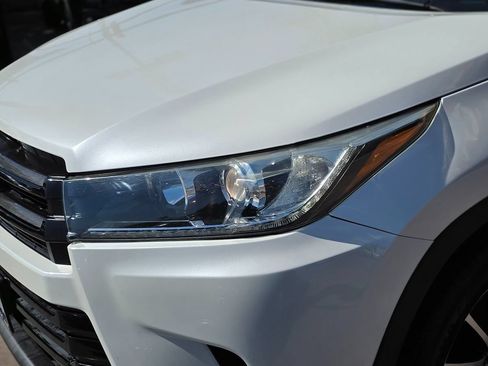 Used 2018 Toyota Highlander SE FWD image 6