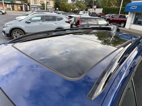 Used 2022 Chevrolet Equinox RS w/ RS Leather Package image 9