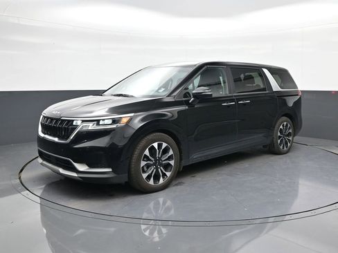 Used 2022 Kia Carnival EX image 3