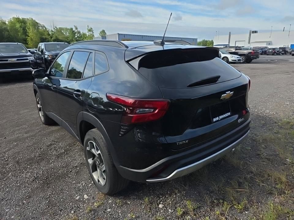 Used 2024 Chevrolet Trax LT w/ Sunroof Package FWD image 7