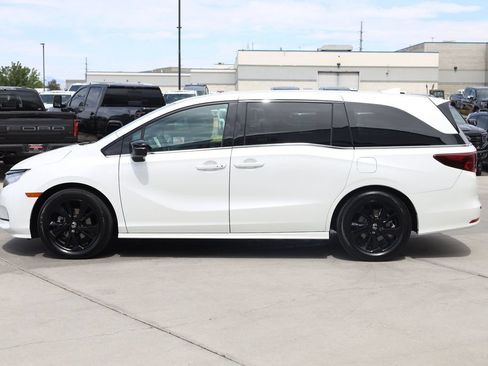 Used 2023 Honda Odyssey Sport image 3