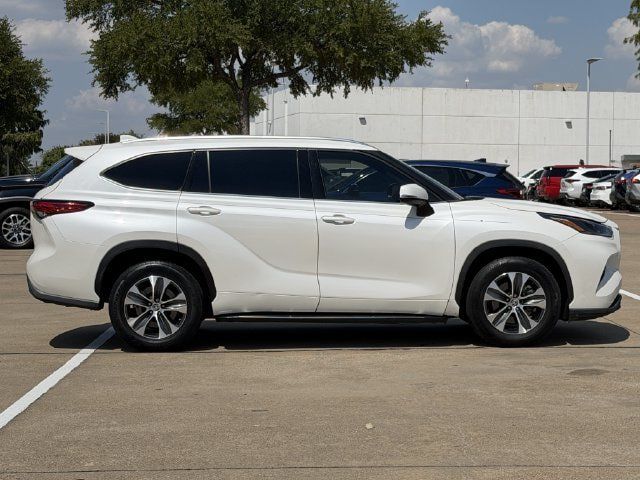 Used 2021 Toyota Highlander XLE FWD image 3