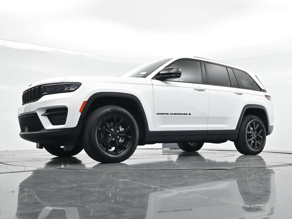 Used 2024 Jeep Grand Cherokee Altitude AWD/4WD image 26